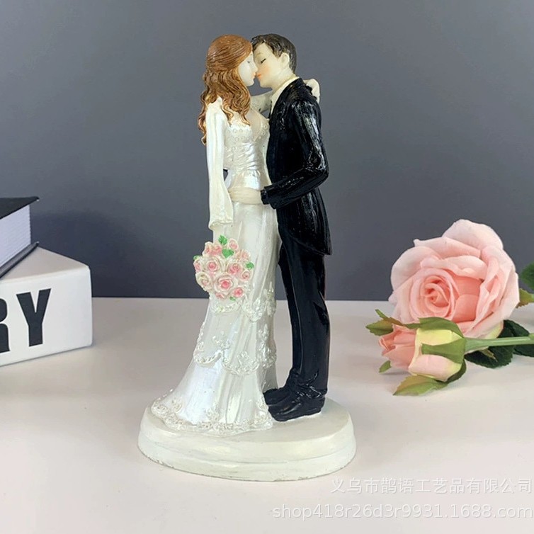Torta de boda caliente transfronteriza muñeca hecha a mano decoración de resina regalo de boda artesanía del día de San Valentín