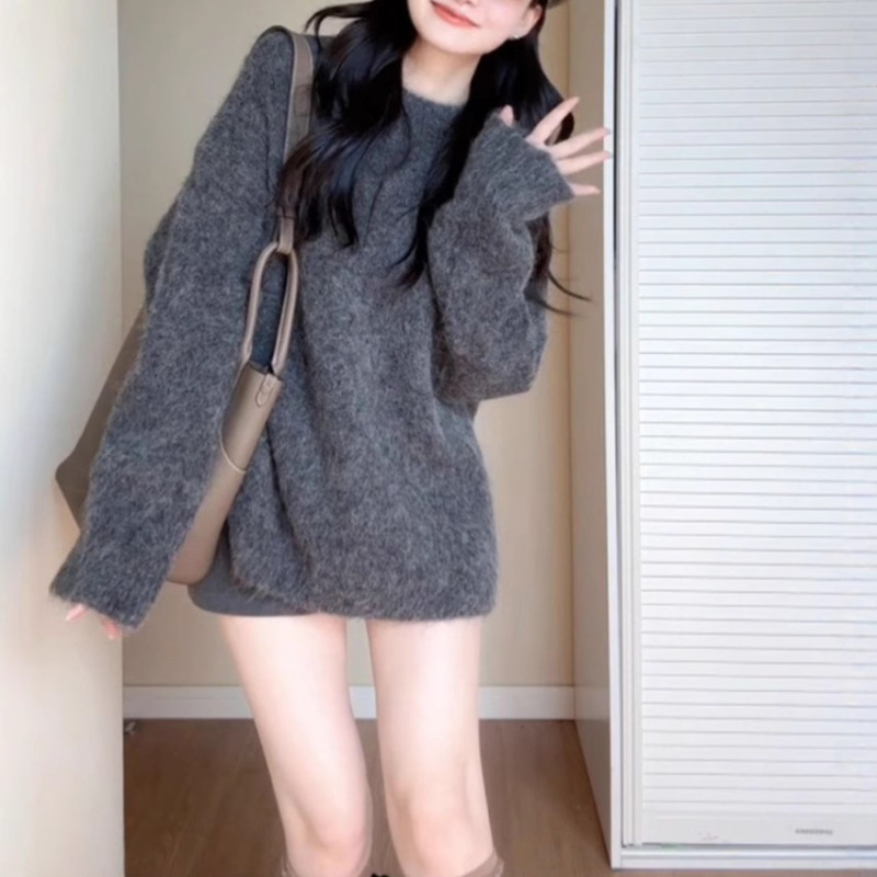 新商品の晩秋の初冬は灰色のゆったりとした怠惰な風のプルオーバーのセーターの女性の美ラードのニットの上着を着ます。|undefined