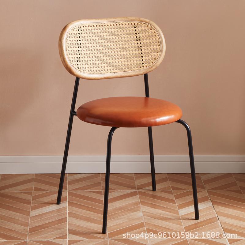 Respaldo de madera contrachapada - cojín de piel naranja - piernas negras