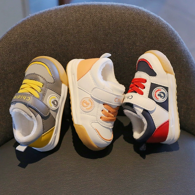 Caidiai Зимняя утолщенная теплая детская обувь на флисовой подкладке Мягкая подошва Нескользящая резиновая подошва Кожаная обувь из двух хлопка для малышей