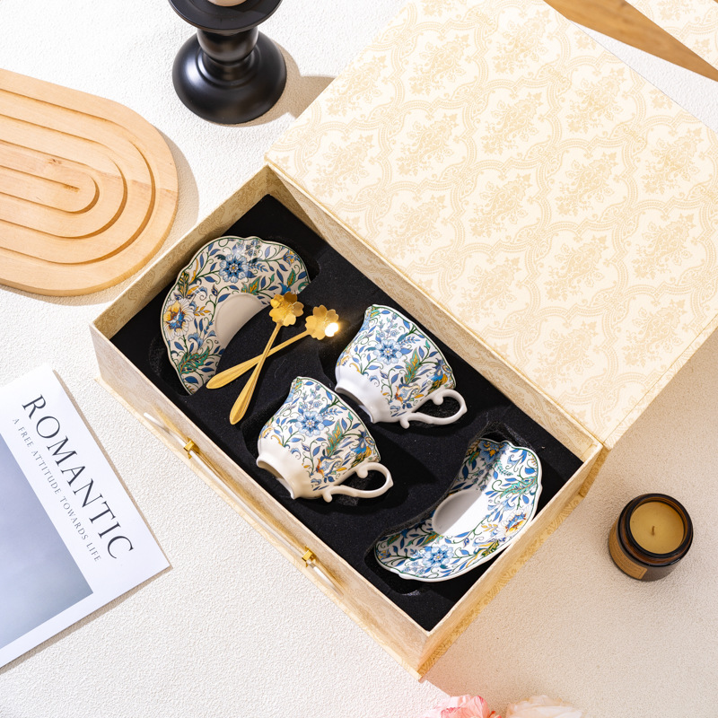 Tazas y platos azules y blancos, 2 tazas y 2 cajas de regalo (caja beige)