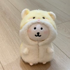 ハンバーグをかじって10cm自嘲熊の子供服を着て昼寝をしている綿の人形は13cm自嘲熊の着せ替えをしている