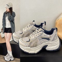 Ins韓国版の新しいお父さんの靴の女性2025春の学生の運動のジョギングのカジュアルな靴の厚い底は高くなって靴を走ります。