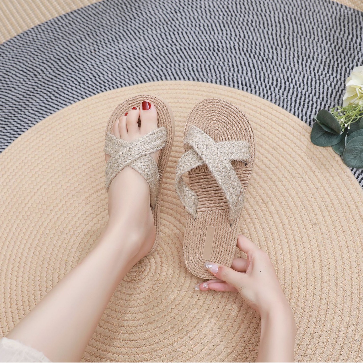 Zapatillas de mujer estilo chanel zapatillas de verano nuevas zapatillas de correa cruzada ropa exterior de mujer zapatos de playa de cuña plana zapatos de estilo del sudeste asiático