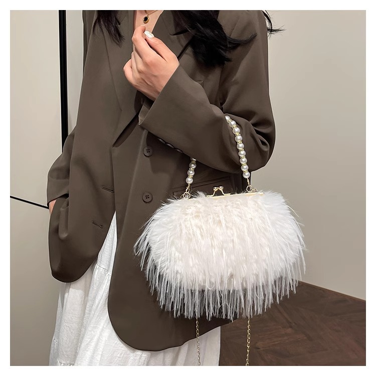 Exquisite furry plush bag messenger bag for women 2024 new autumn and winter plush bag pearl chain handbag_voghion.com