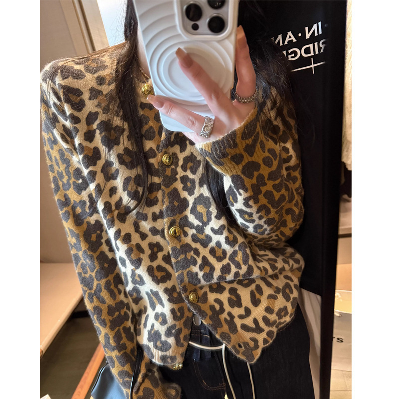 Leopard Print Knitted Sweater Women's Cardigan Autumn and Winter New Style High-End Niche Design Short Top Jacket Leopard Print Knitted Sweater Women's Cardigan Autumn and Winter New Style High-End Niche Design Short Top Jacket
