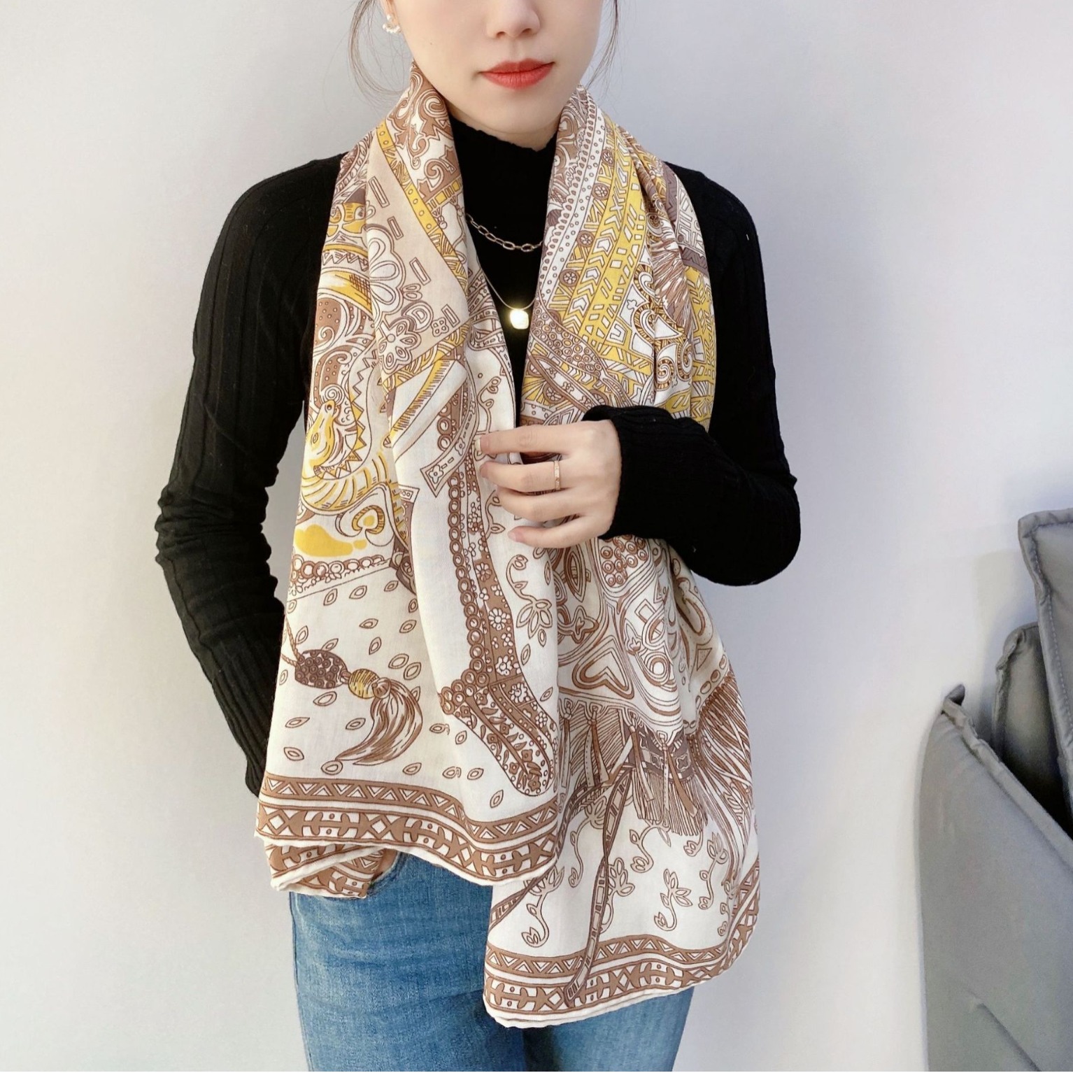 Bufanda de estilo étnico primavera y verano nueva bufanda cuadrada grande retro de las mujeres decorativo exquisito chal de borde enrollado a mano para suministro directo de fábrica de entrega