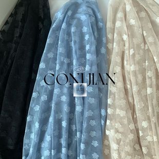 ��]�Ứ�ٽz�W�۲����~��С÷���W������ͯ�b����������϶�ɫ��