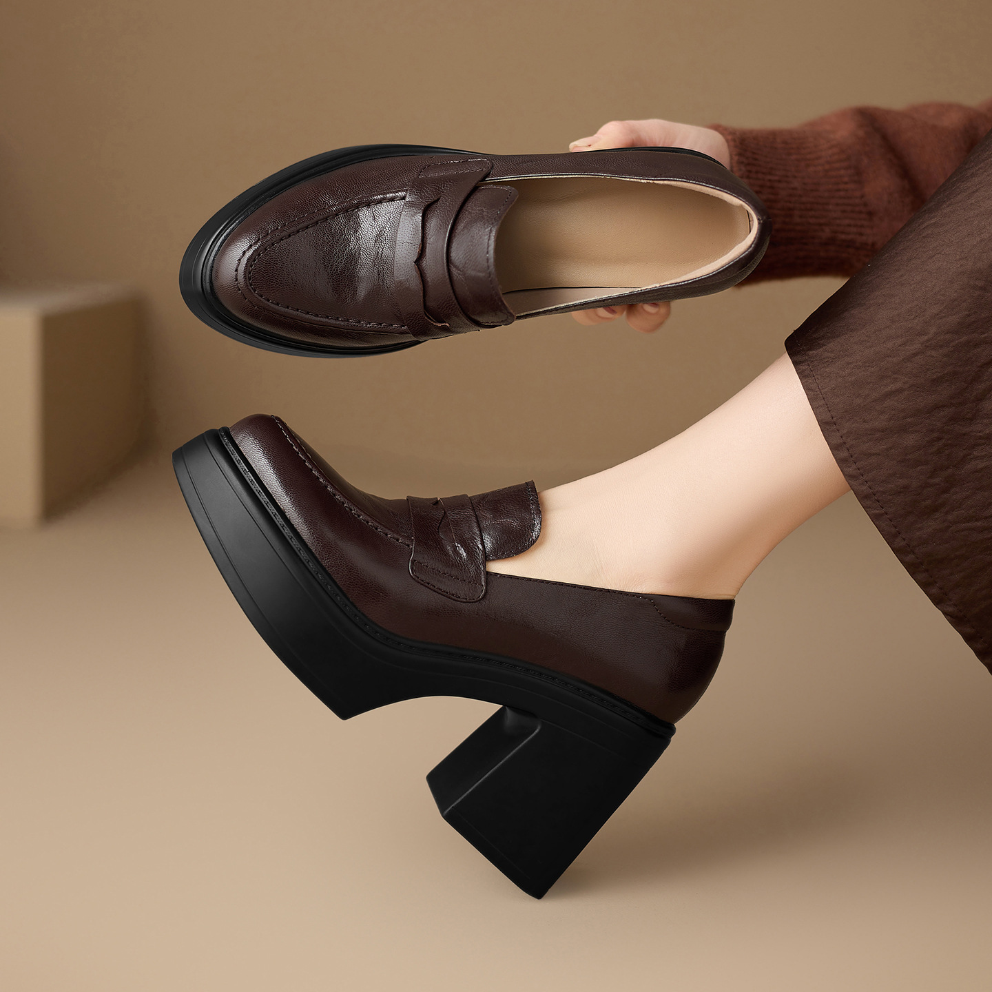 Giày cao gót nữ đế xuồng platform mũi tròn da cừu thật gót vuông 9 cm — màu nâu, màu đen