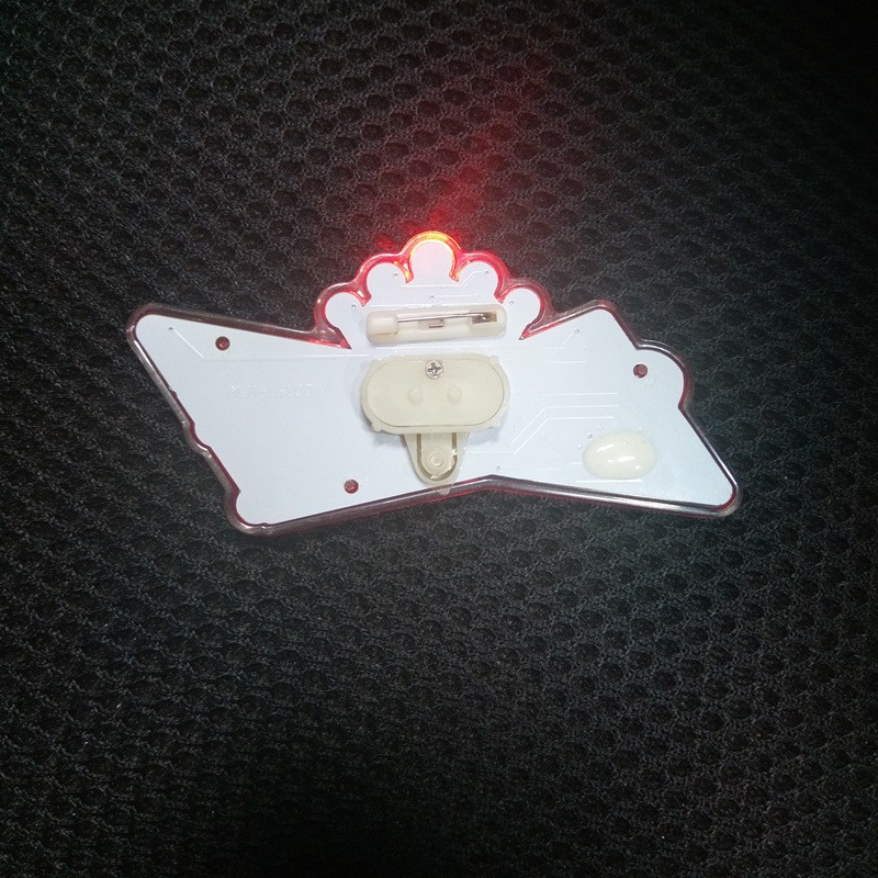 Suministro cuadrado estrella de cinco puntas resina flash insignia acrílico LED insignia luminosa luz intermitente insignia de publicidad empresarial