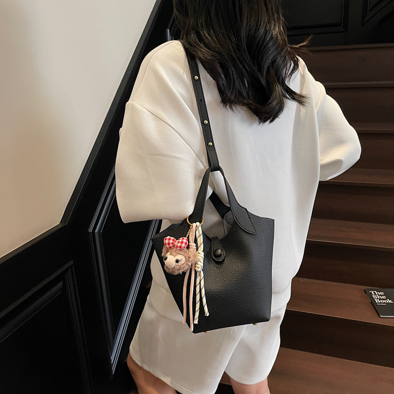 Bolso de canasta de verduras transfronterizo para mujer 2025 nuevo bolso de hombro casual simple bolso de cubo de mensajero de cuero suave de todo fósforo