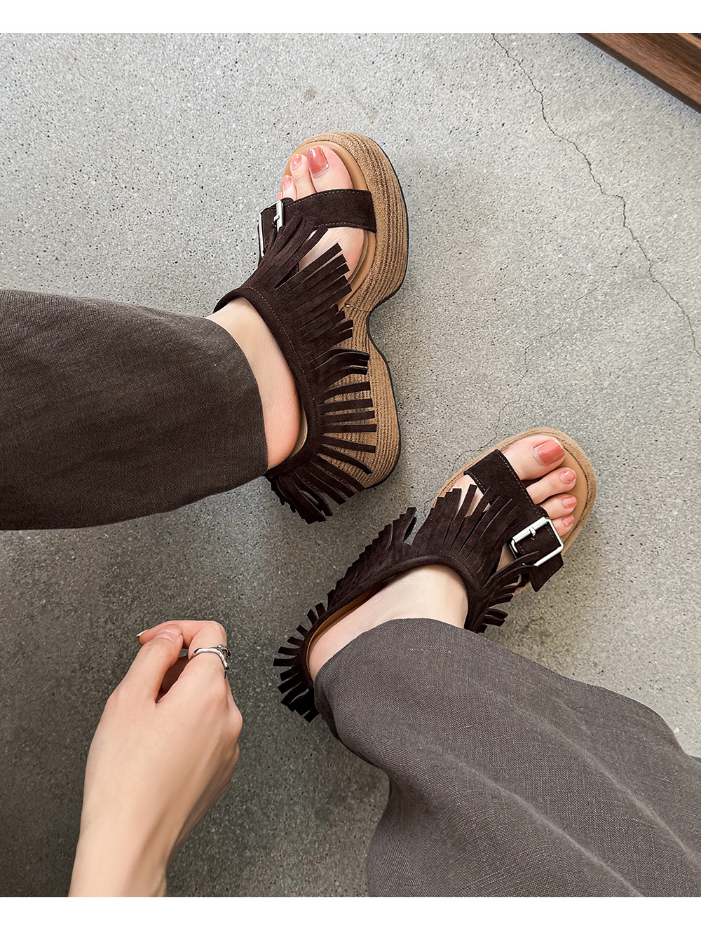 Sandal nữ hở mũi đế dày gót 11 cm tua rua quai ngang khóa — nâu sẫm chi tiết 8