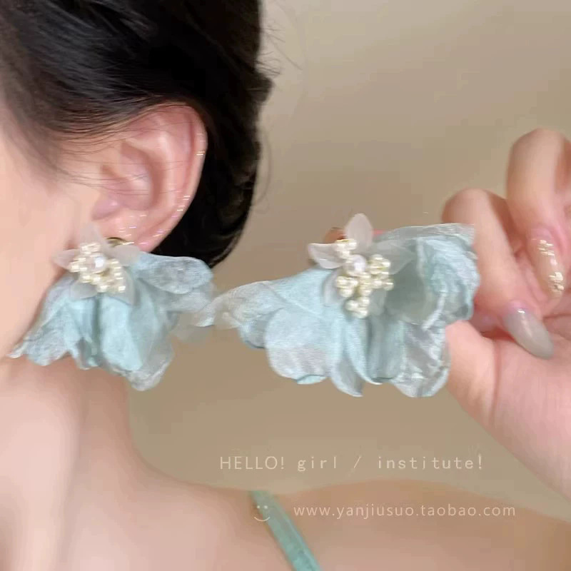 2026 viento falso sensación de atmósfera super inmortal pendientes de flores de malla temperamento suave de chiffon para mujeres pendientes