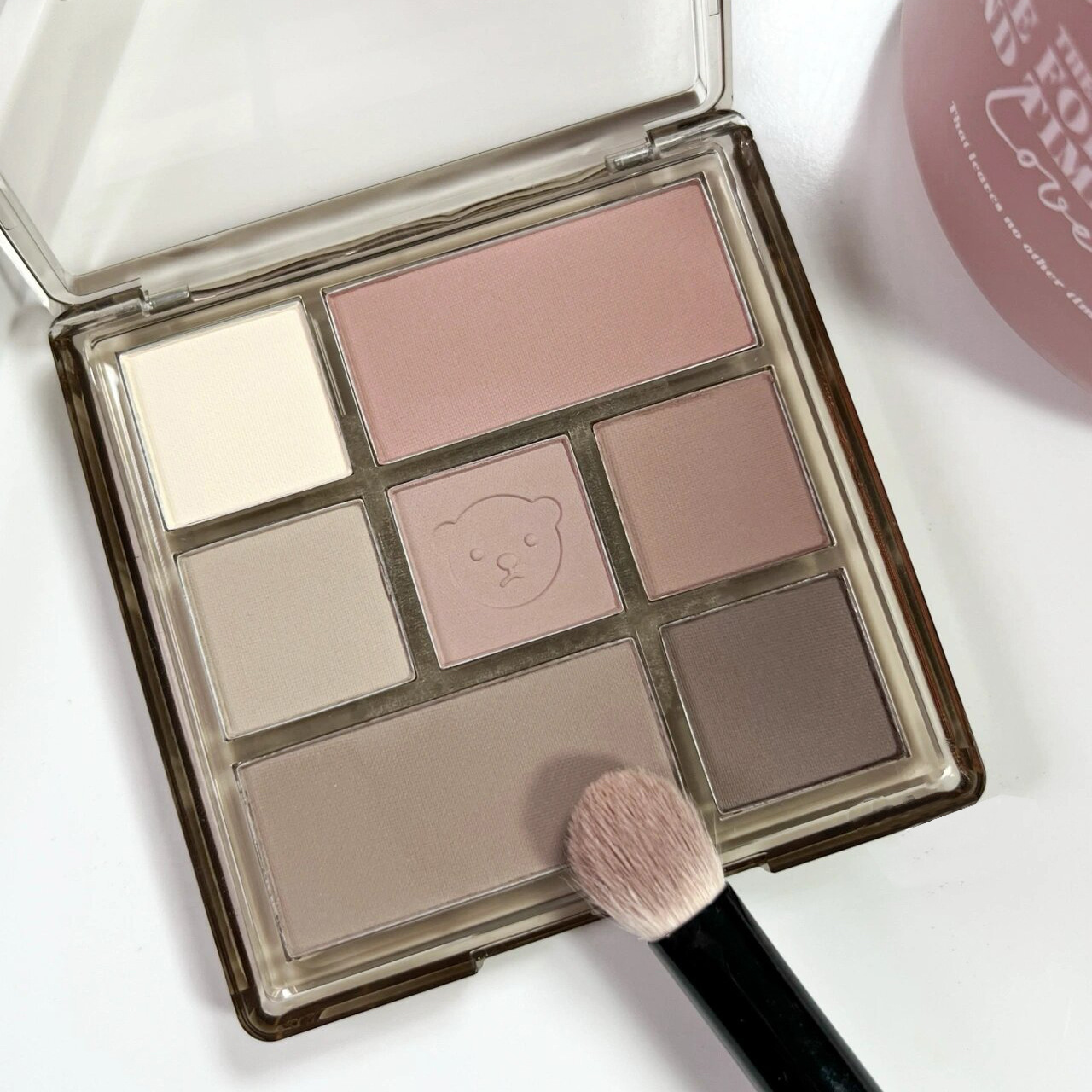 Seven-Color Matte Eyeshadow plate low saturation large ground color high face value lazy style Jinhua makeup flat for multi-functional eyeshadow