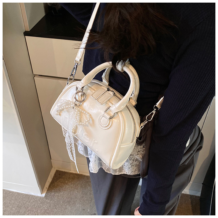 This year, Korean-style, stylish and simple hand-held bags with niche designs are in vogue. These are fashionable summer underarm bags for women's commuting undefined