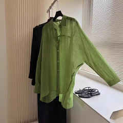 夏の雰囲気を感じるリネンシャツが入荷しました。美しいエメラルドグリーンのプリーツショルダーラインと軽いバットラインです。