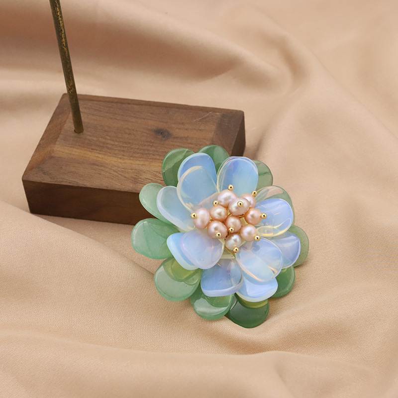 Broche de perlas naturales con borlas de bambú marino y flores, moda de alta gama, redondo y exquisito, broche de perlas estilo Chanel de alta calidad para mujer.