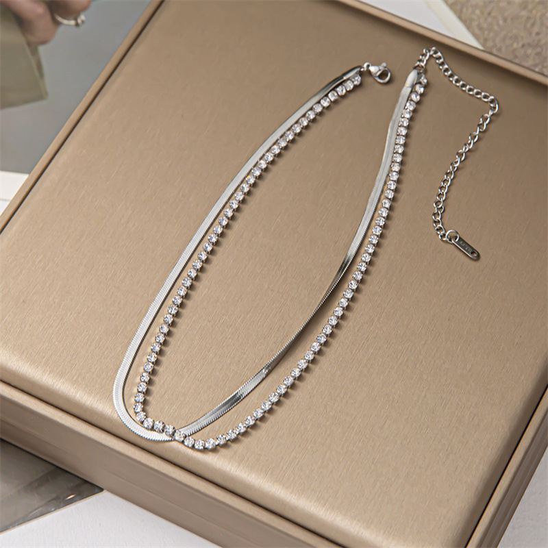 Retro Geometric Titanium Steel Inlaid Zircon Necklace_colorza_5