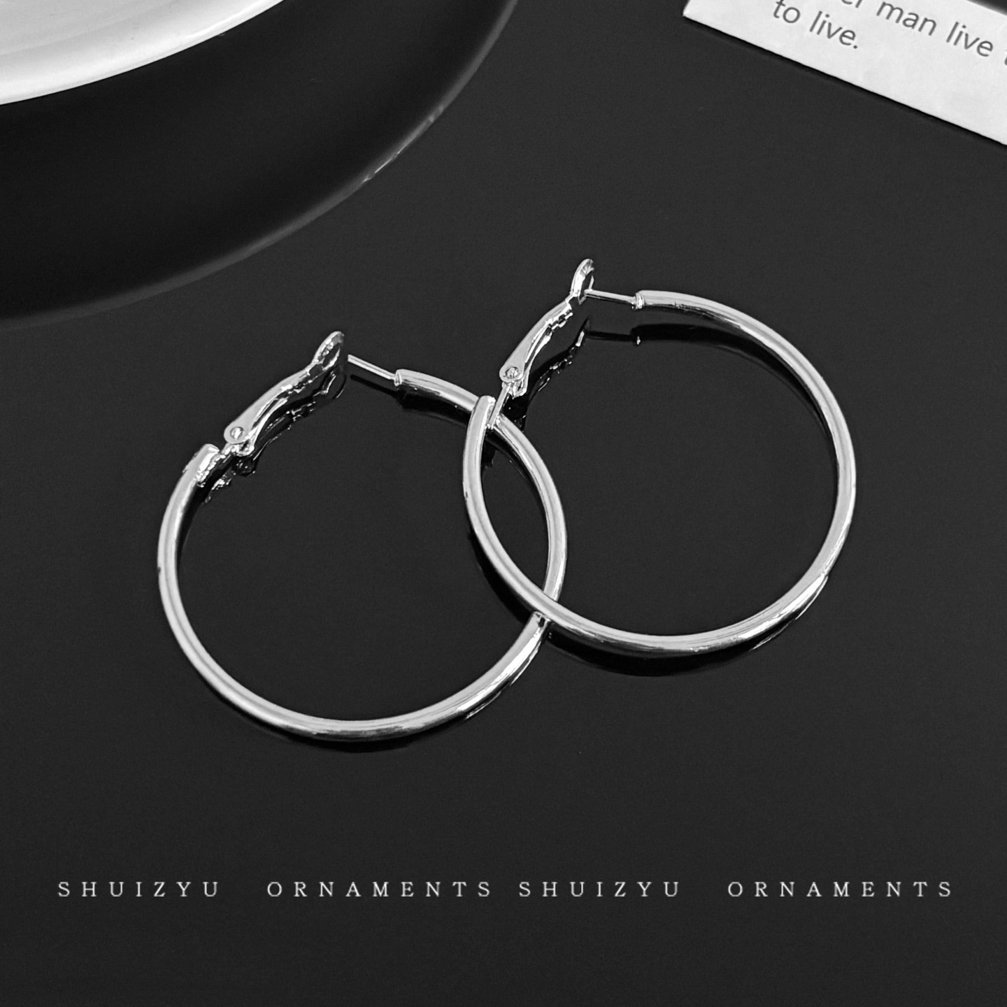 Pendientes de aro lisos para mujer, lujo ligero, pendientes de alta gama, pendientes populares, aretes de diseño exclusivo, aretes de otoño e invierno al por mayor