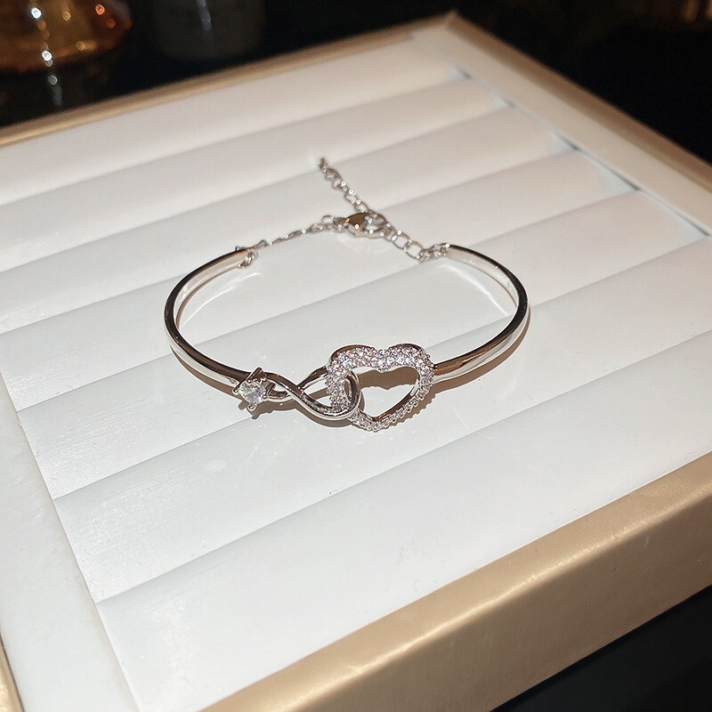 Light Luxury Heart-Shaped Infinity Bracelet for Women, Inlaid with Zircon, Open Bracelet with a High-End Feel, Niche Design, Fashionable Commuter Jewelry Light Luxury Heart-Shaped Infinity Bracelet for Women, Inlaid with Zircon, Open Bracelet with a High-End Feel, Niche Design, Fashionable Commuter Jewelry