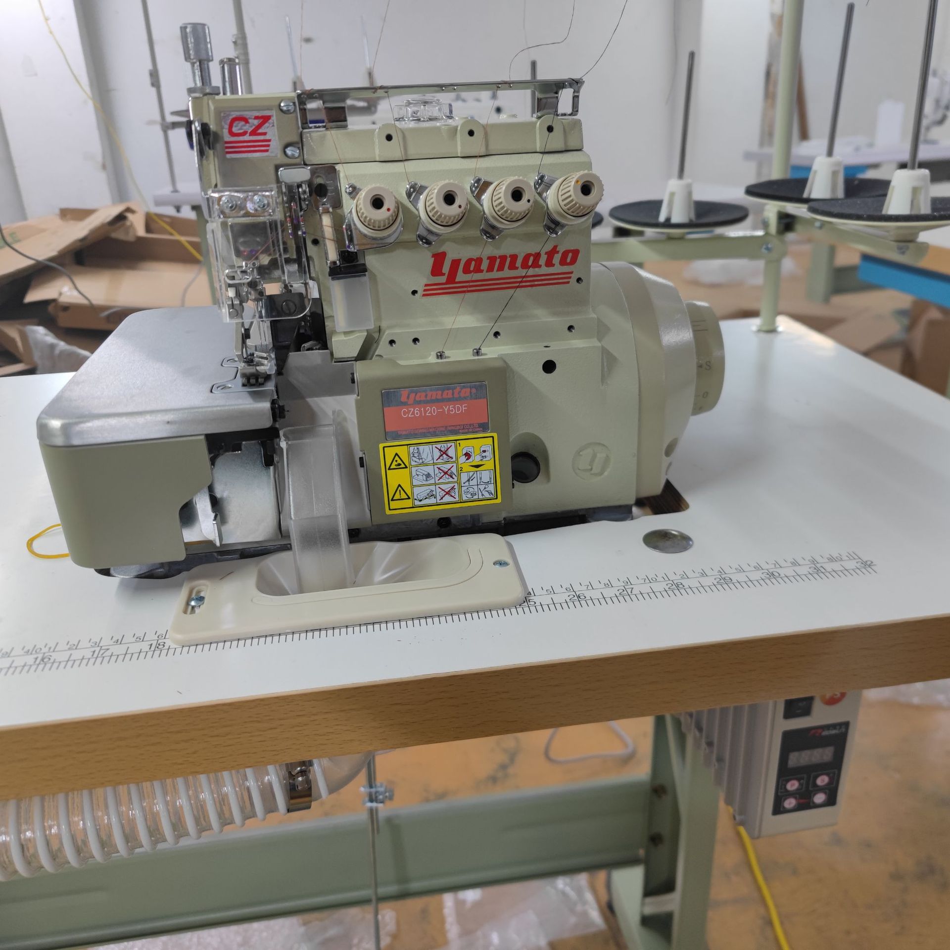 Venta al por mayor nuevo japonés Yamato Daiwa AZ-6120 de accionamiento directo de cuatro hilos máquina de coser material medio Delgado máquina eléctrica overlock