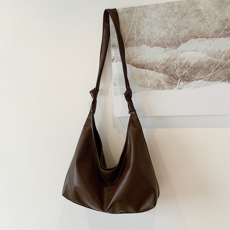 Bolsa de gran capacidad para viajar al trabajo Otoño / Invierno 2024, nueva bolsa de hombro de moda retro simple bolsa de abrigo casual