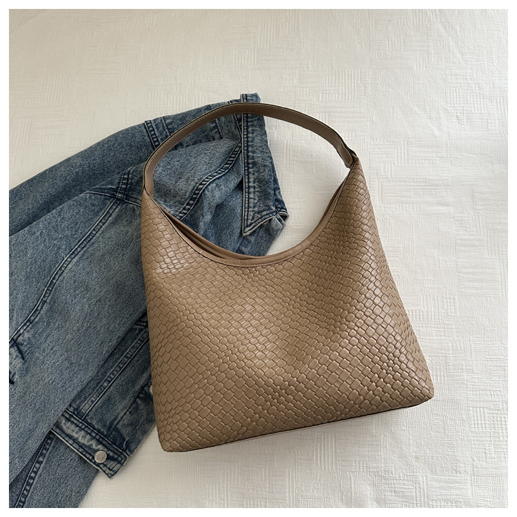 Bolso de axila de gran capacidad de sentido superior mujer 2023 nuevo bolso de hombro de moda de verano retro bolso especial de cercanías