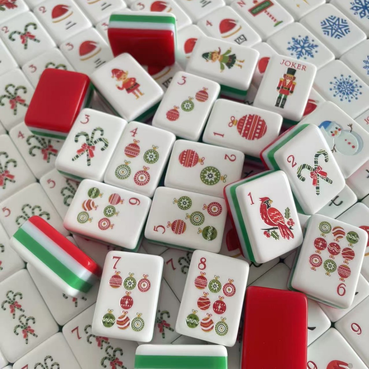 Christmas-themed American-style mahjong tiles, made of acrylic material, holiday decoration style, hand-crafted mahjong tiles, portable design
