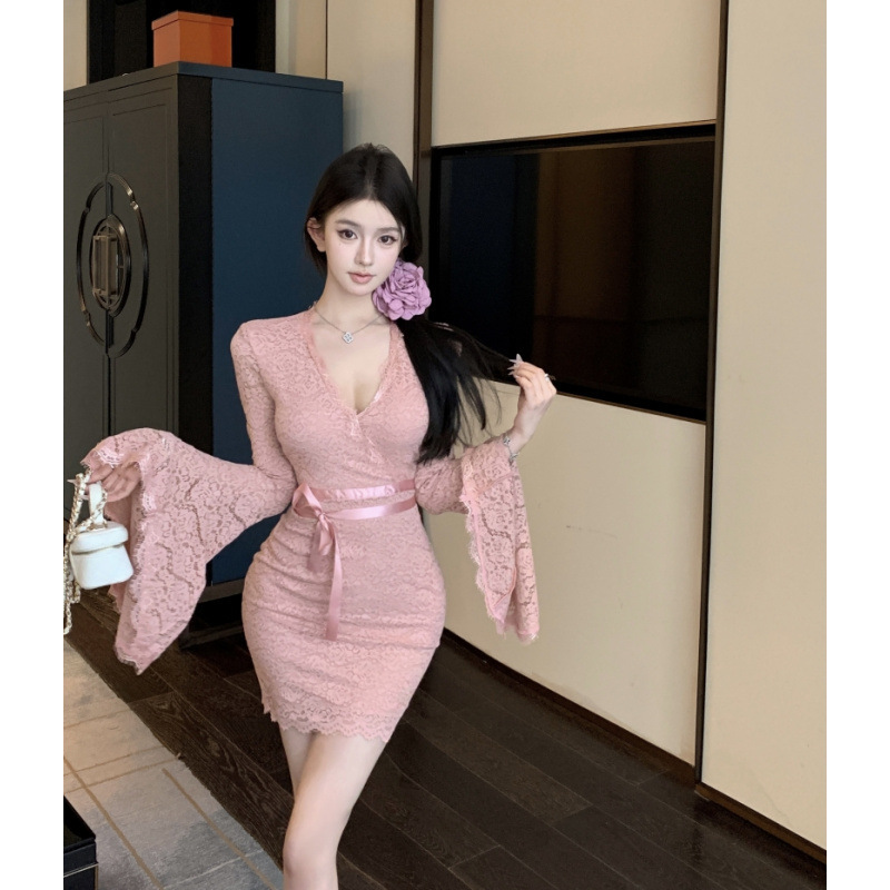 朵蜜拉新款蕾丝v领喇叭袖连衣裙紧身温柔美人香御姐包臀鱼尾长裙