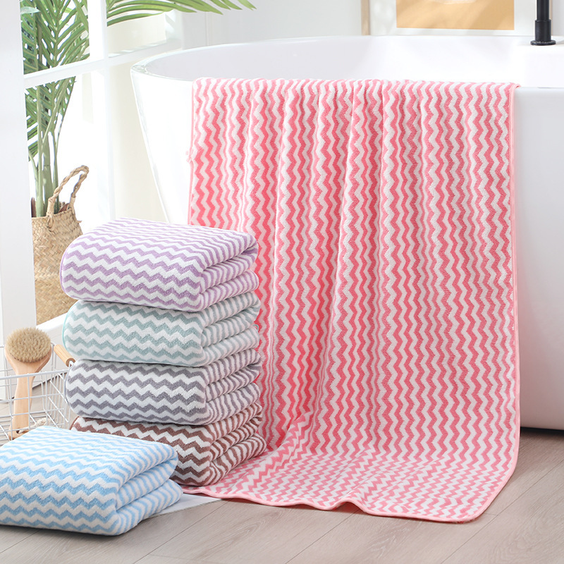Couple Style Coral Velvet Bath Towel Class a Large Bath Towel Soft Absorbent Bath Towel Thickeneded Not Easy to Shed Water Pattern Towel