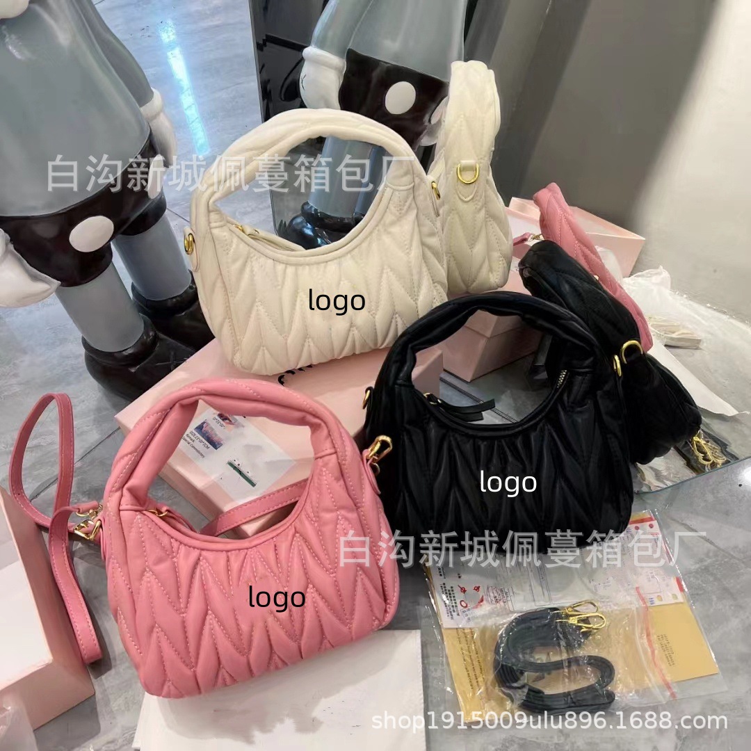 Cross-border wholesale 2024 New Fashion Korean style large capacity pleated underarm bag online red fairy women's bag