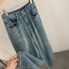 欧瑪莱の腰がゆったりしていて、足が垂れ下がっています。