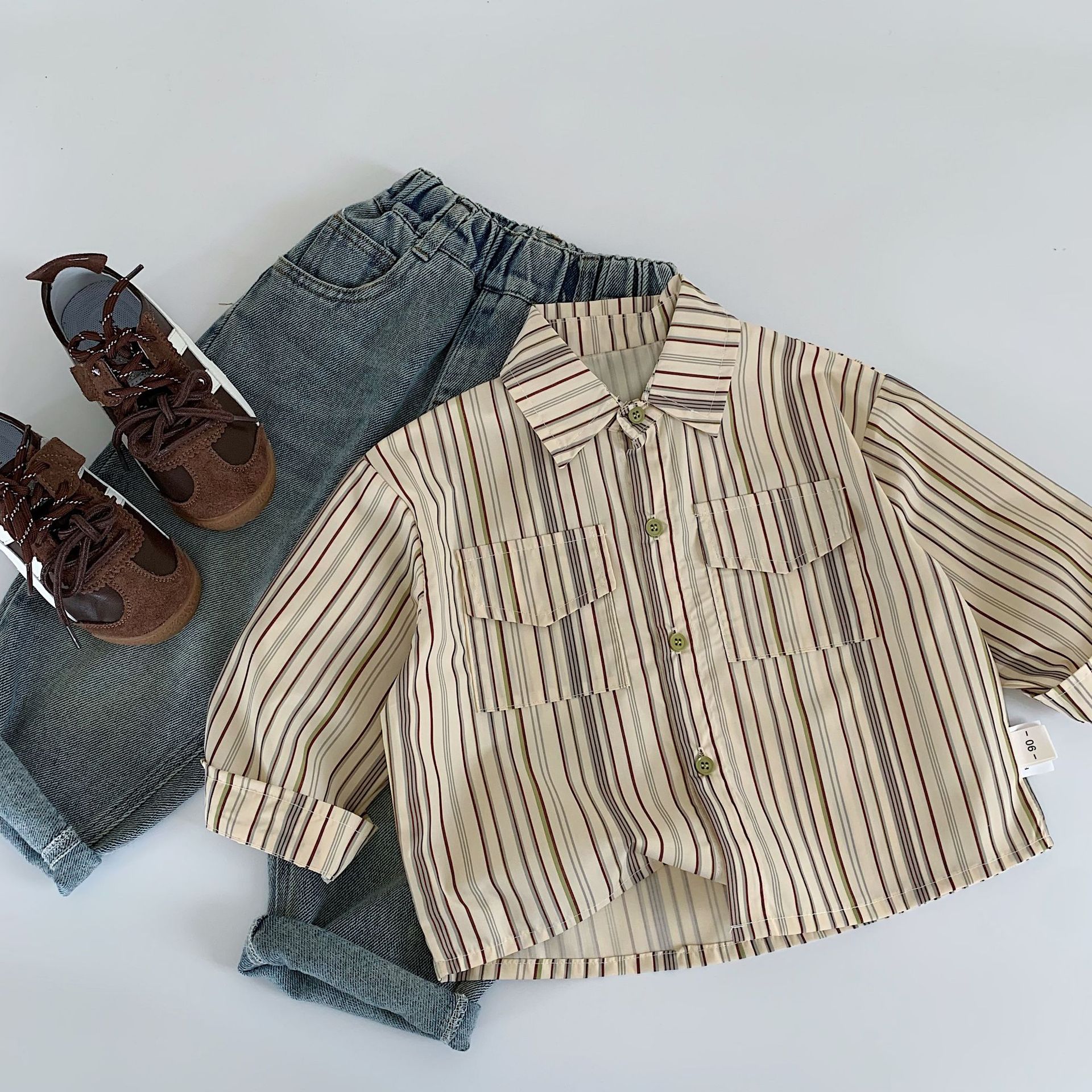 Camisa para niños Maibao 2025 primavera nueva versión coreana de la camisa hermosa a rayas para niños tops de primavera y otoño para niños