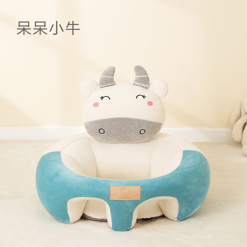 赤ちゃんは椅子に座ることを学びます。