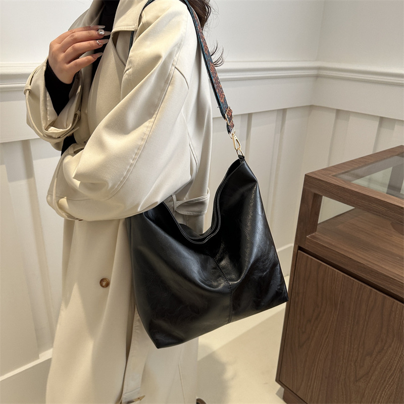 Bolso de mujer de moda bolso de cercanías 2024 nuevo bolso de hombro simple de gran capacidad retro versátil popular bolsa de mensajero