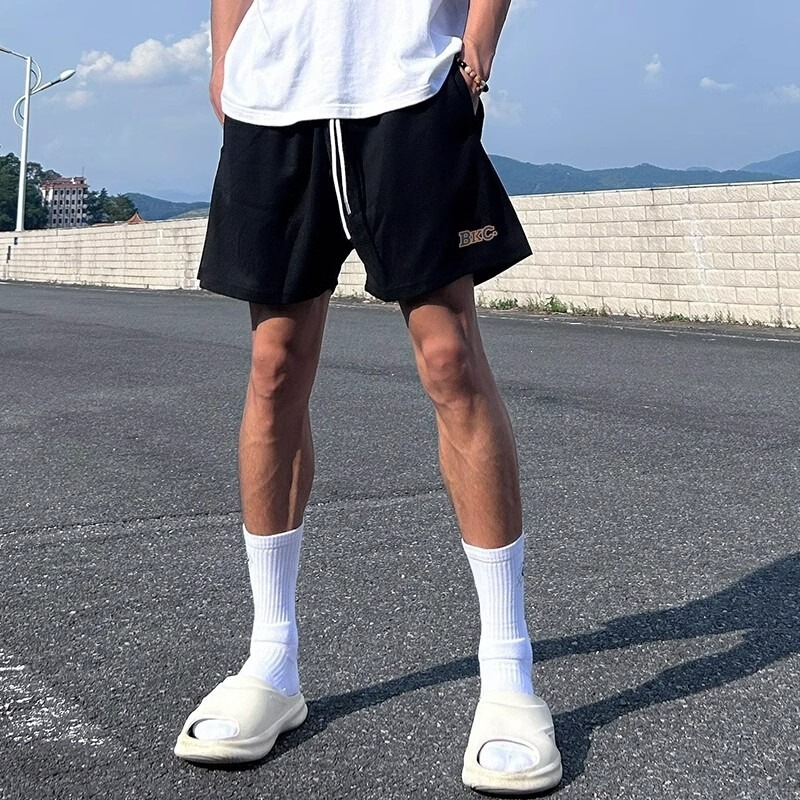However, the Shorts Have a Three-Quarter Length Slit at the Knee, Suitable for Running, American-Style Fitness, Basketball, and Are Men's Quick-Dry Shorts in Black