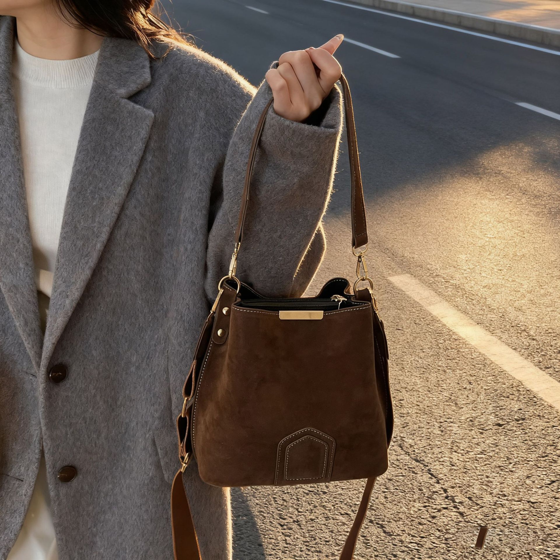 Bolsa de textura de alta calidad para mujeres 2025, otoño y invierno, nuevo bolso de cubo retro, moda extranjera, mochila de viaje universal.