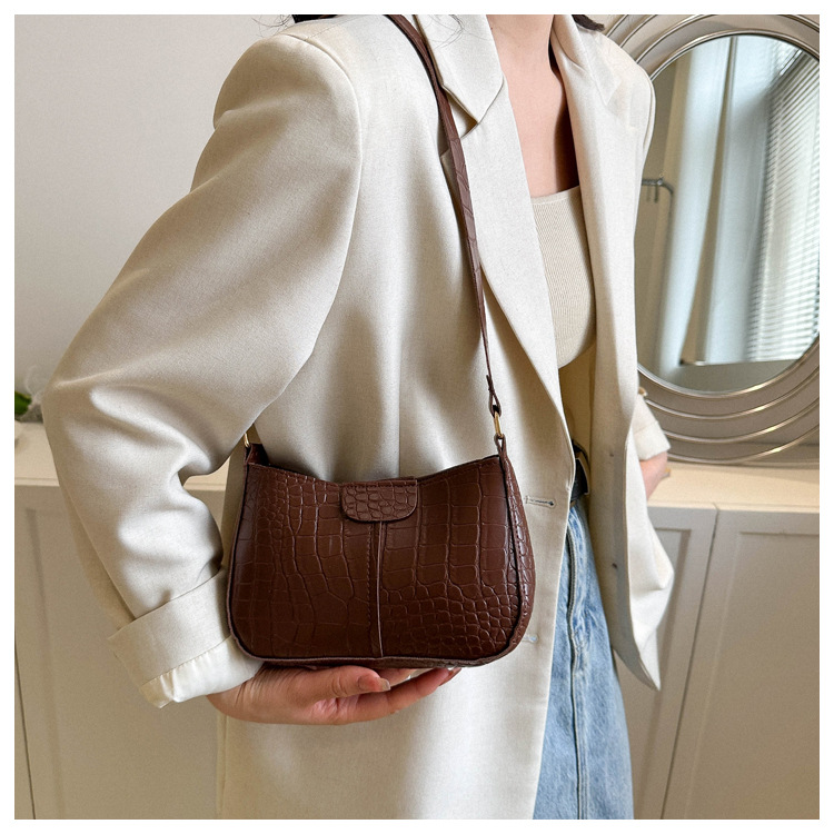2023 Spring New Simple Trend One Shoulder Underarm Small Square Bag Net Red Fashion Temperament Commuter Bag Female_voghion.com