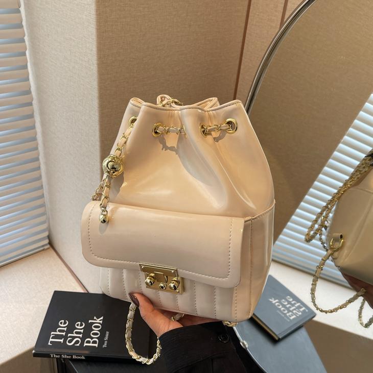 Nicho de tendencia diseño de bolsas de cubo de abrazadera versátil2025 nuevo bolso de mujer de alta calidad cadena para salir mochila de viaje