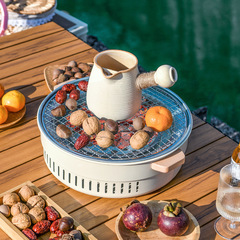 囲炉裏でお茶を煮ます。屋外でストーブを取ります。