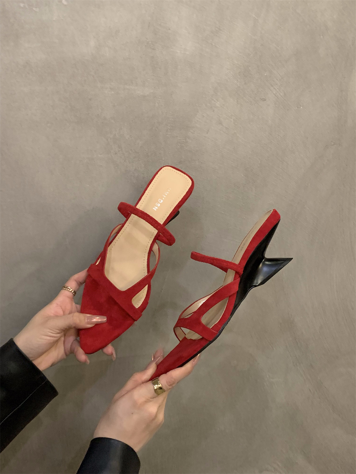 Pantuflas rojas de tacón alto de cuña, zapatos de hadas, desgaste exterior, verano 2025 con falda, sandalias francesas, sandalias