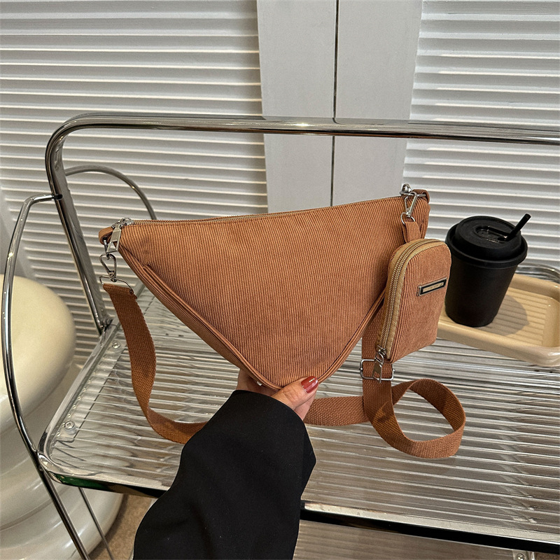 Bolsa de gran capacidad para mujer verano 2023 nueva bolsa de mensajero de color sólido simple estilo deportivo casual hombro triángulo bolsa niño y madre