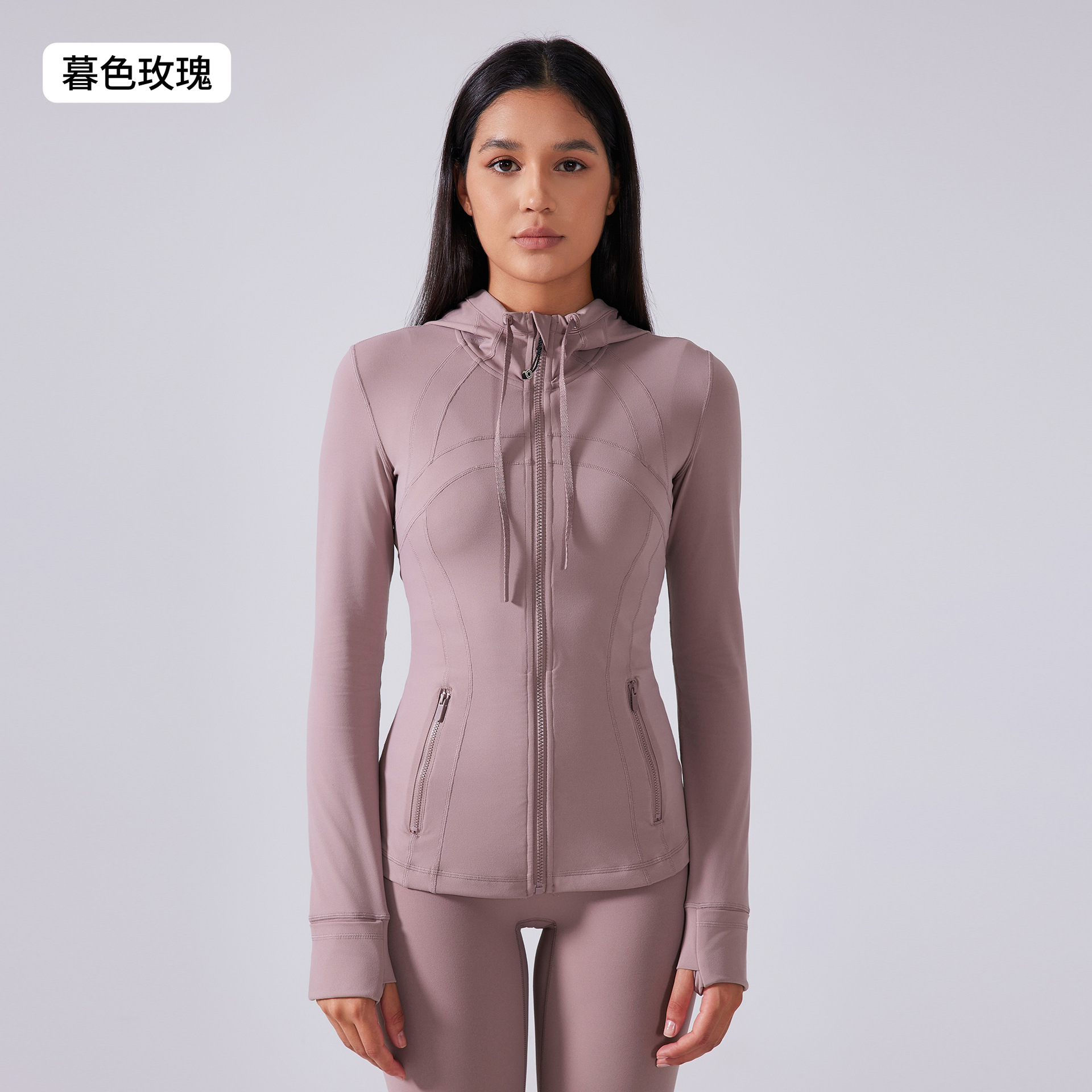 秋の新型ヨガ服の女性は帽子のファスナーの運動のコートを持っています。