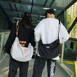 男包2025新款单肩斜挎包尼龙运动大容量瑜伽背包男女单肩包
