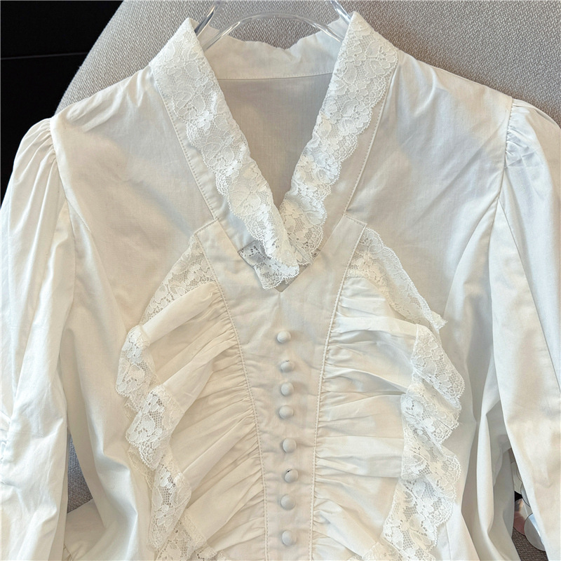 Vêtements pour femmes - Chemisier blanc à manches cloche et col en V à volants - Style romantique français - Haut tendance et jeune_voghion.com