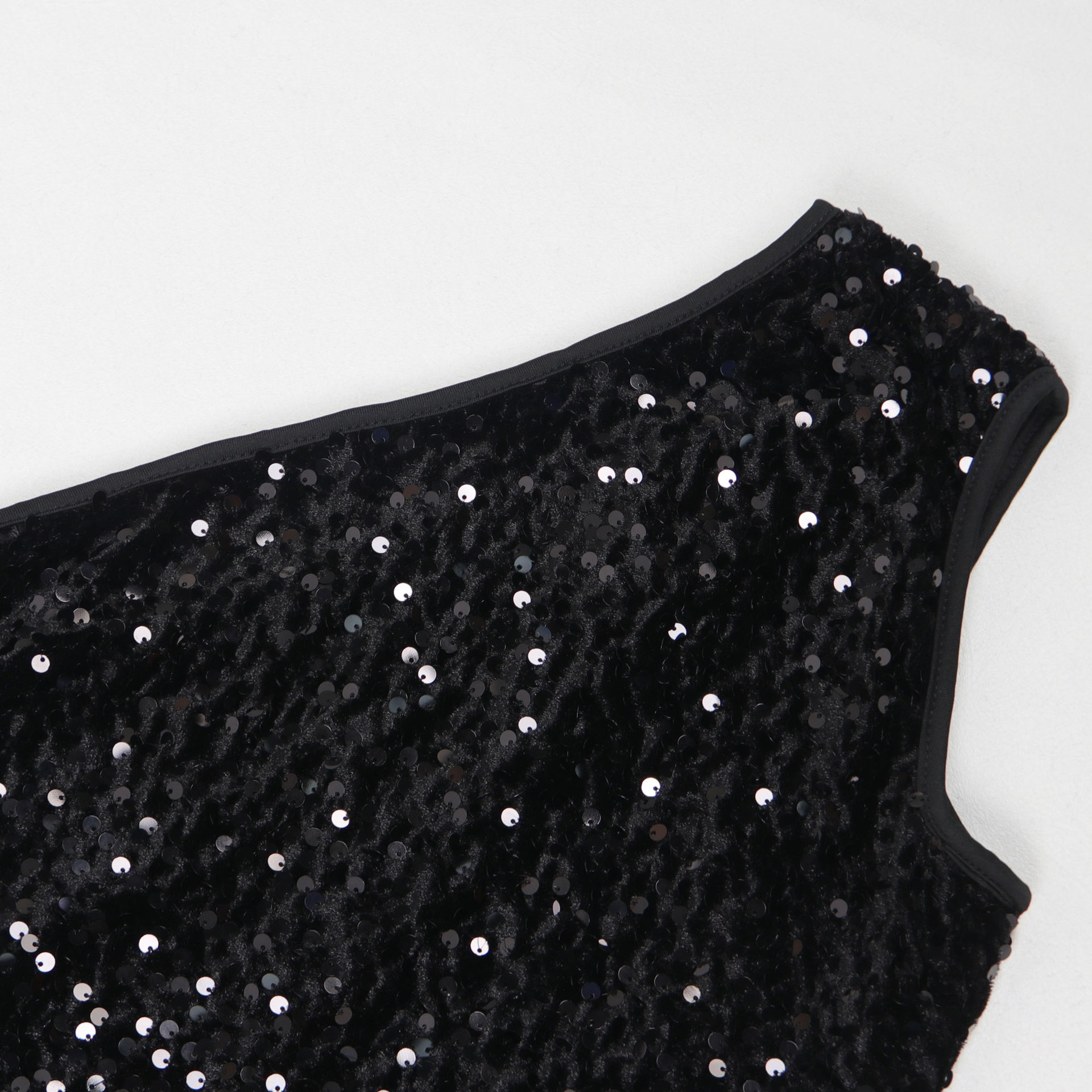 Abito da donna in velluto con paillettes, spacco sulla spalla obliquo e fianchi avvolti_voghion.com