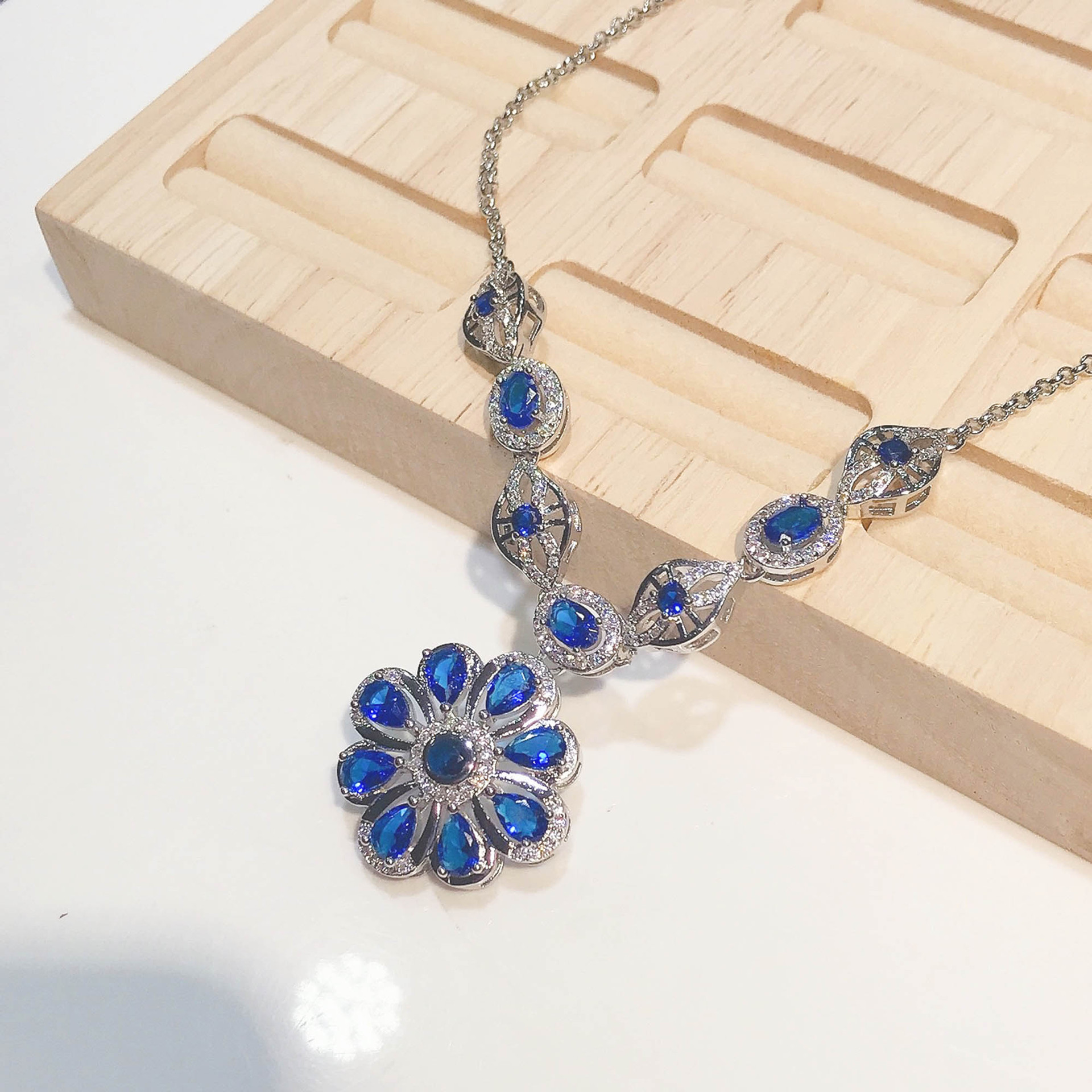 Luxury Imitation Sapphire Sunflower Necklace Fashion Luxury High-end Jewelry display picture 5