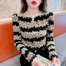圆领钉珠条纹磨毛蕾丝衫秋冬新款小香风泡泡袖复古拼色百搭上衣女