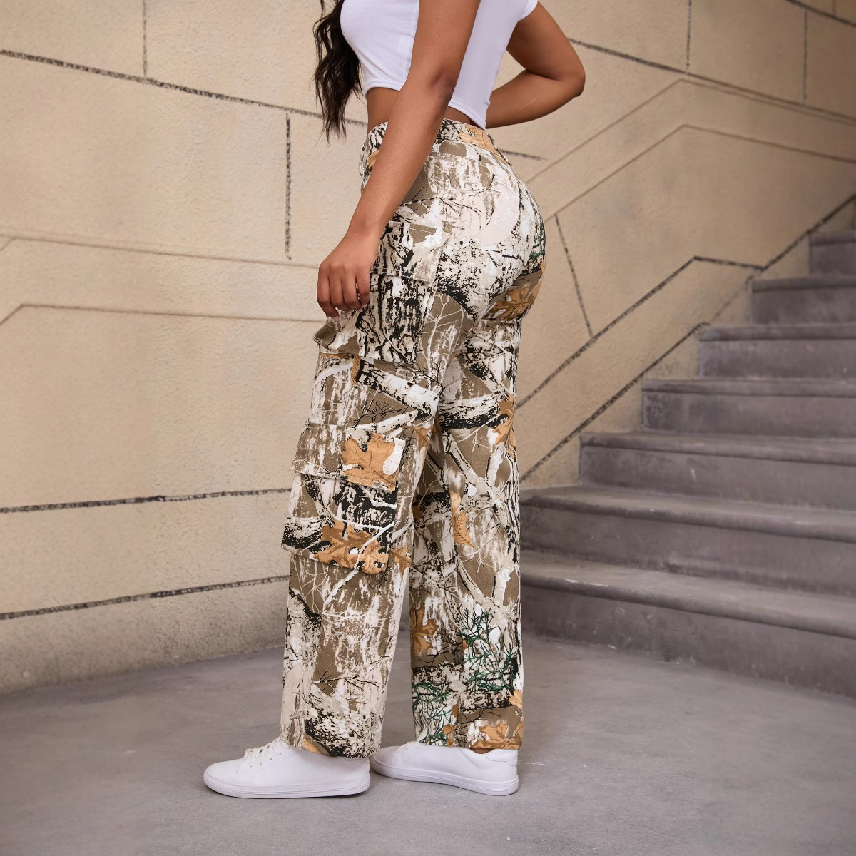 Nuevos jeans de trabajo con estampado de camuflaje estilo europeo y americano para mujer, otoño 2026, cintura alta, corte holgado, talla grande, en stock.