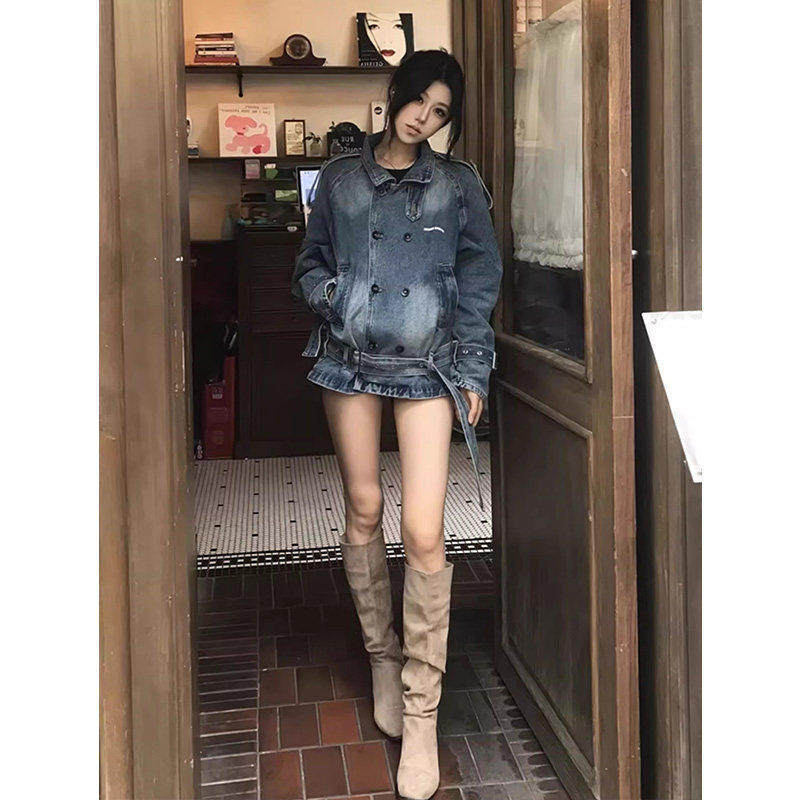 Retro-style long-sleeved Hong Kong style chic lapel denim jacket for women, 2026 new style, elegant waist-cinching belted shirt jacket.
